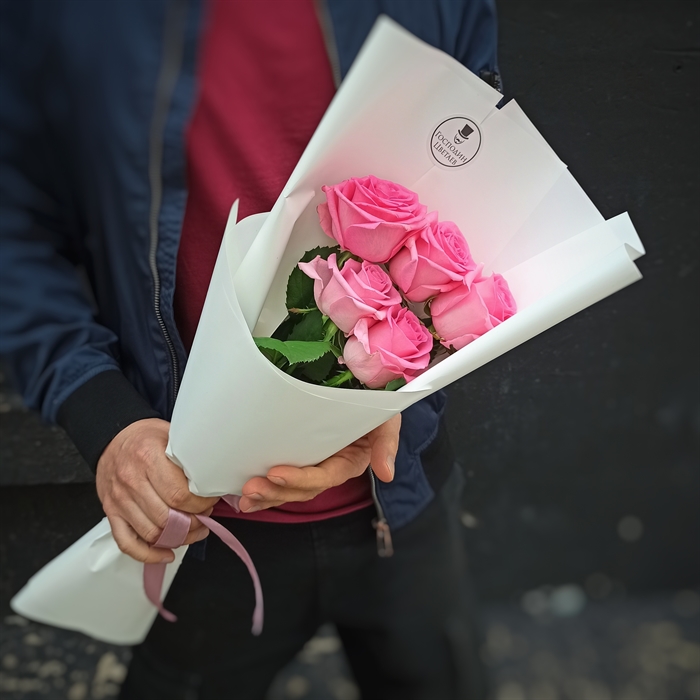Монобукет из 5 розовых роз 50 см - фото 6920