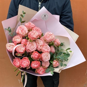 Монобукет из 7 кустовых пионовидных роз Мадам Бомбастик