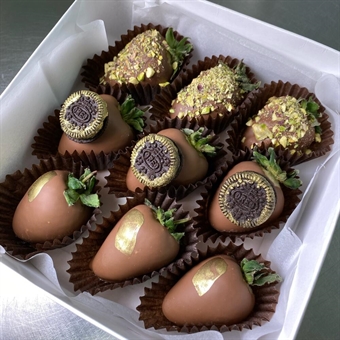 Набор клубники в шоколаде «Орейон» с орео 9 ягод